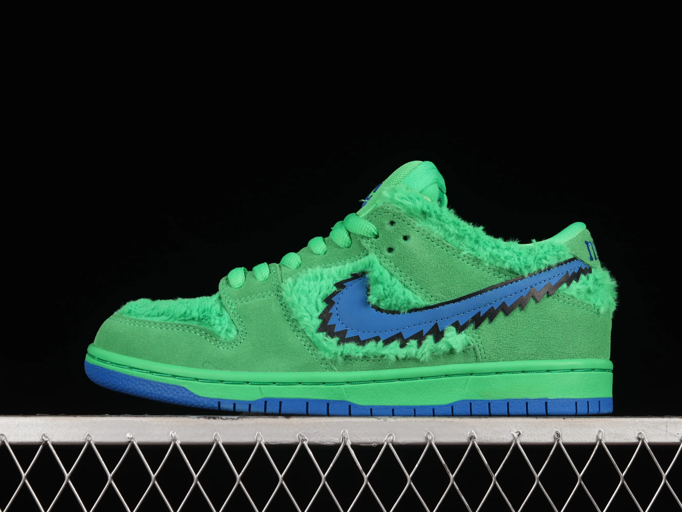 All Categories Nk SB Dunk Series Nk SB Dunk Low Low-top Sneakers OG Version Grateful Dead x Nk SB Dunk Low "Yellow Bear" Joint Model Green and Blue Bear Sports Skateboard Shoes CJ5378-300